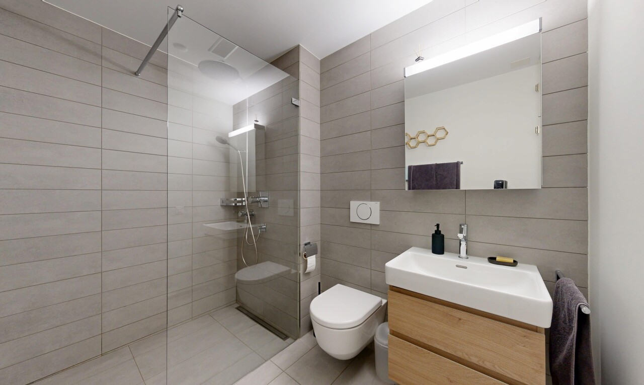 salle de bains avec tile wall, mur en carrelage, miroir, lavabo (ou coiffeuse selon le contexte), et inside property