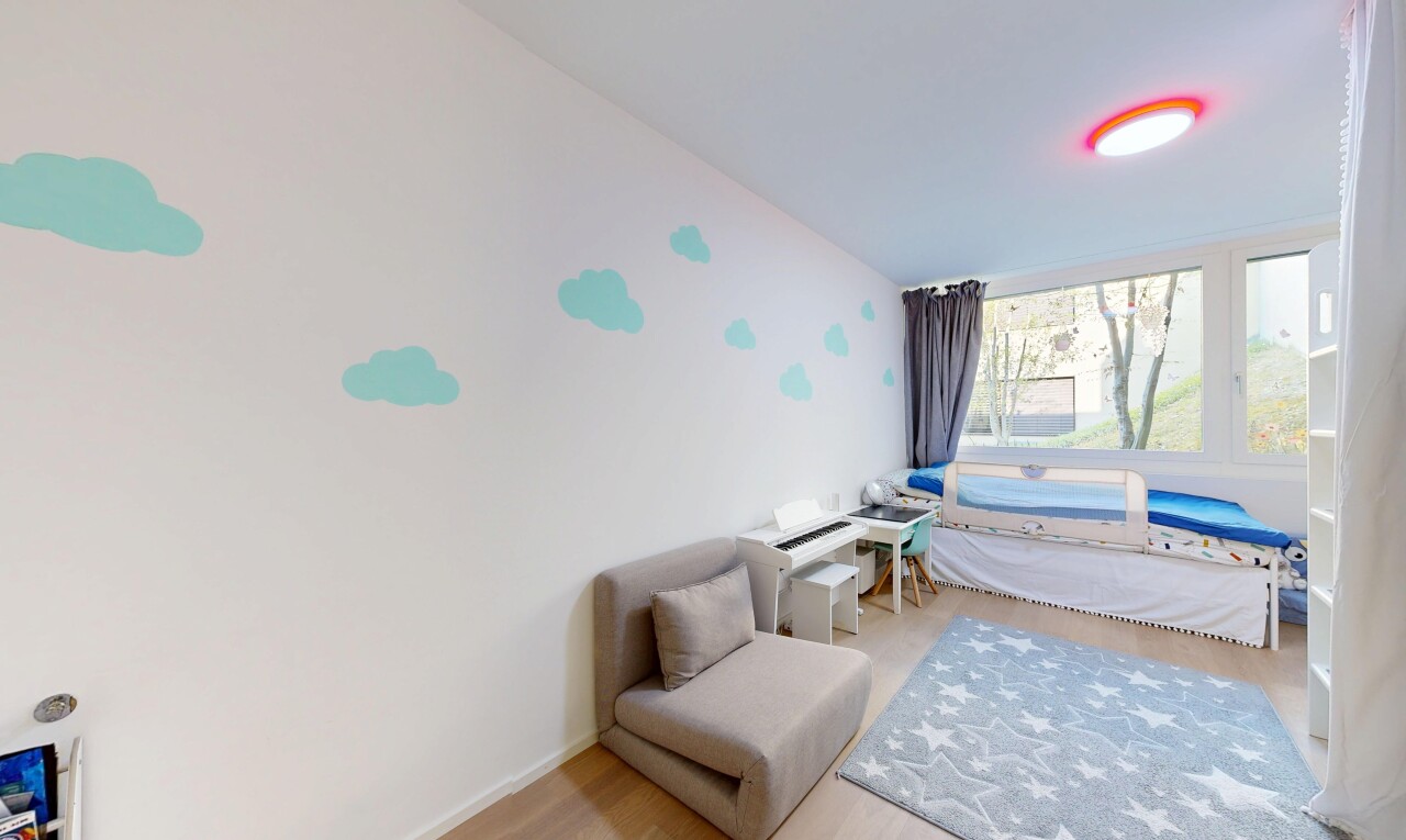 chambre avec natural light, lumière naturelle, drywall, cloison sèche, et wood finish floor