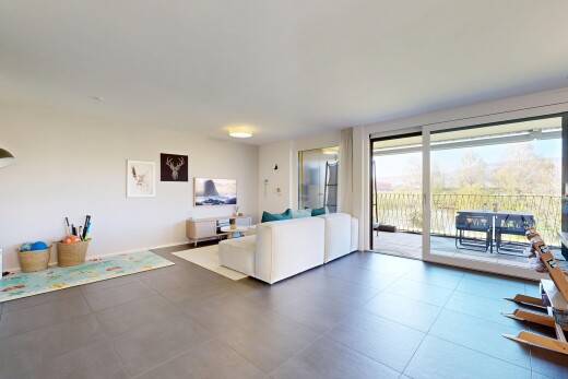 wohnzimmer mit gipskartonwand, drywall, inside property, natürliches licht, und natural light