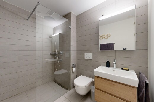 bad mit tile wall, fliesenwand, spiegel, schminktisch, und inside property