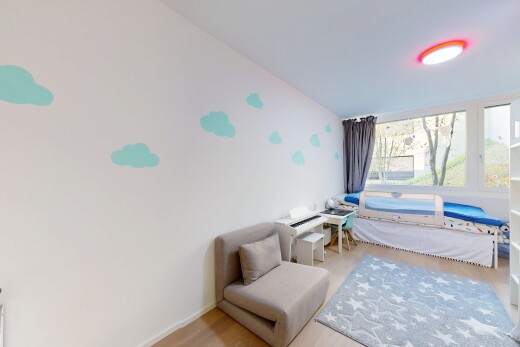 zimmer / schlafzimmer mit natural light, natürliches licht, drywall, gipskartonwand, und wood finish floor