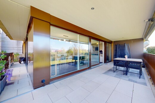 terrasse mit terrasse und essbereich im freien