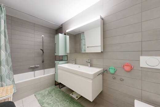 salle de bains avec salle de bain complète, inside property, light floor, douche-bain combinés, et évier