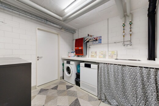 buanderie avec sol en vinyle, vinyl floor, light floor, buanderie, et vinyl tile