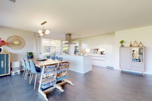 esszimmer mit drywall, gipskartonwand, dark floor, natural light, und natürliches licht