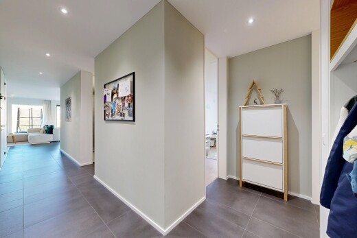 couloir avec inside property, drywall, cloison sèche, natural light, et lumière naturelle