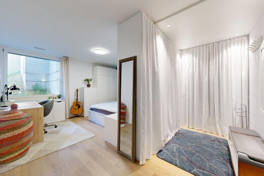 zimmer / schlafzimmer mit wood finish floor, holzfußboden, natural light, natürliches licht, und inside property