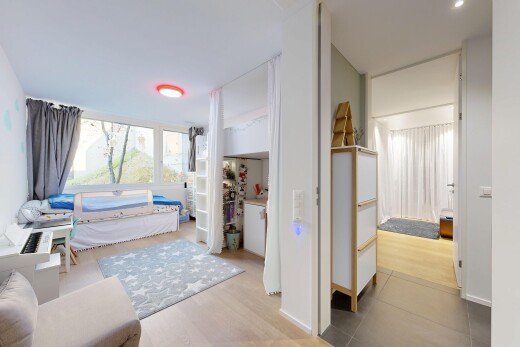 salon avec inside property, cloison sèche, drywall, sol en finition bois, et wood finish floor