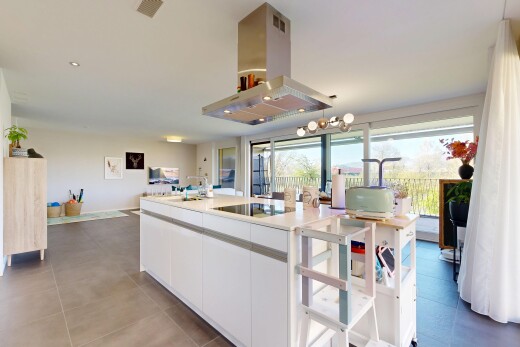 cuisine avec hotte, plans de travail, light countertops, inside property, et îlot de cuisine