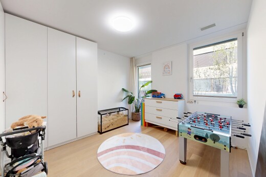 chambre avec natural light, lumière naturelle, wood finish floor, sol en finition bois, et light floor