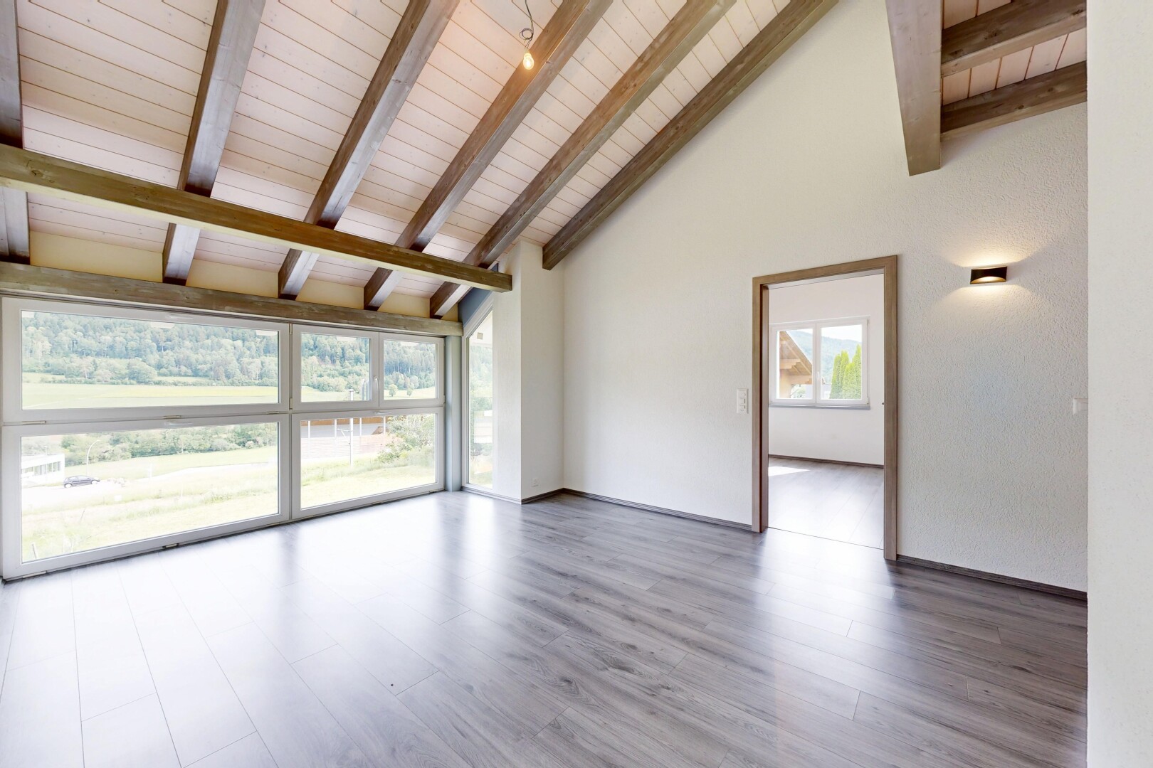 pièce vide avec plafond haut, high ceiling, inside property, plafond voûté, et vaulted ceiling