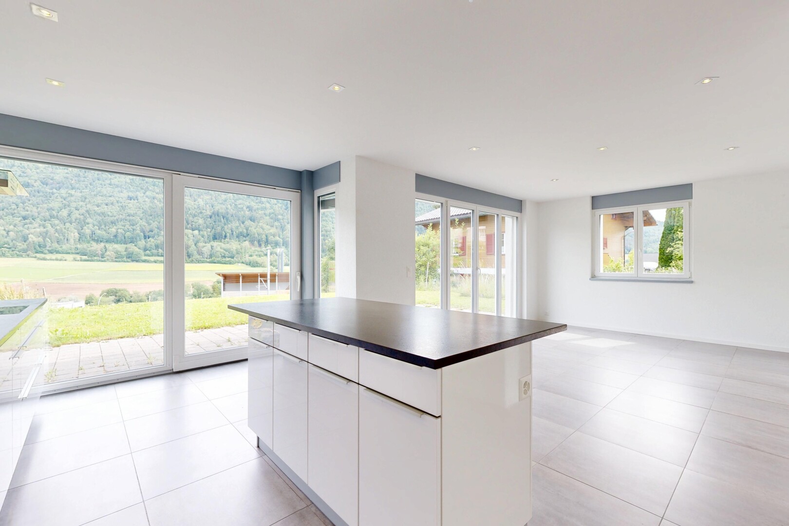 cuisine avec white cabinets, armoires blanches, light floor, natural light, et lumière naturelle