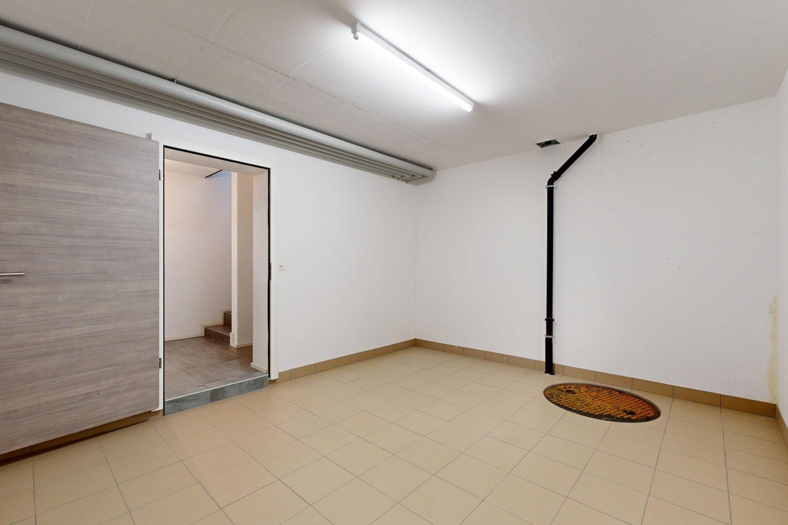 pièce vide avec cloison sèche, drywall, inside property, light floor, et plinthes murales