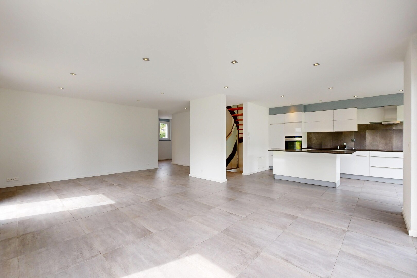 pièce vide avec light floor, backsplash, natural light, lumière naturelle, et inside property