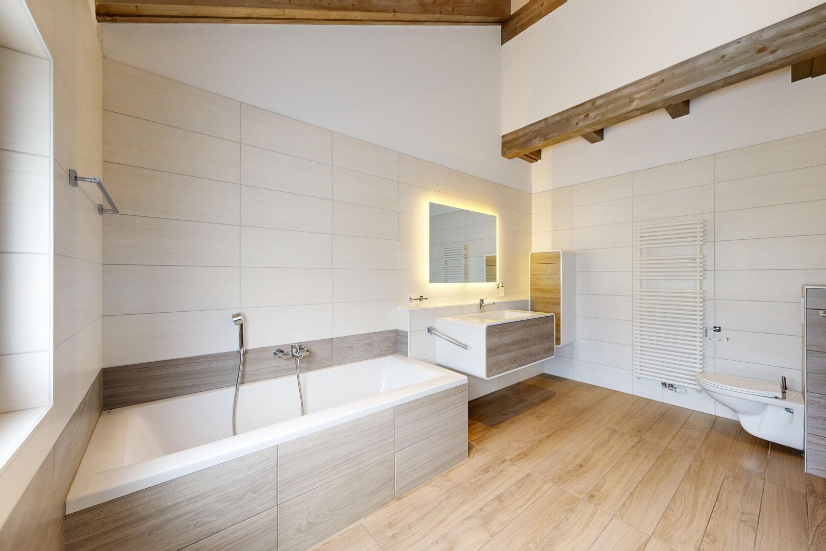salle de bains avec mur en carrelage, tile wall, bain, lavabo (ou coiffeuse selon le contexte), et salle de bain complète