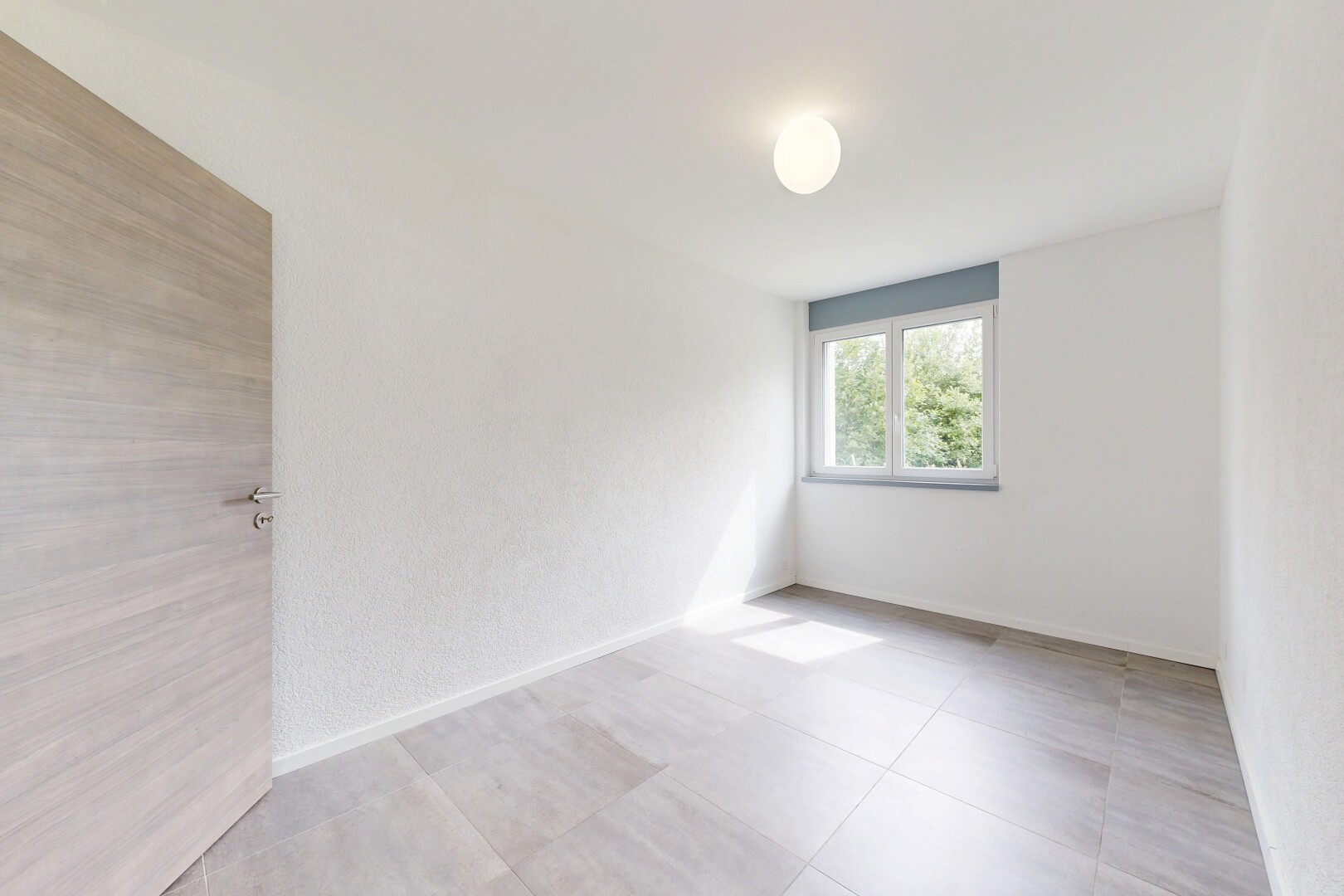 pièce vide avec lumière naturelle, natural light, inside property, light floor, et plinthes murales