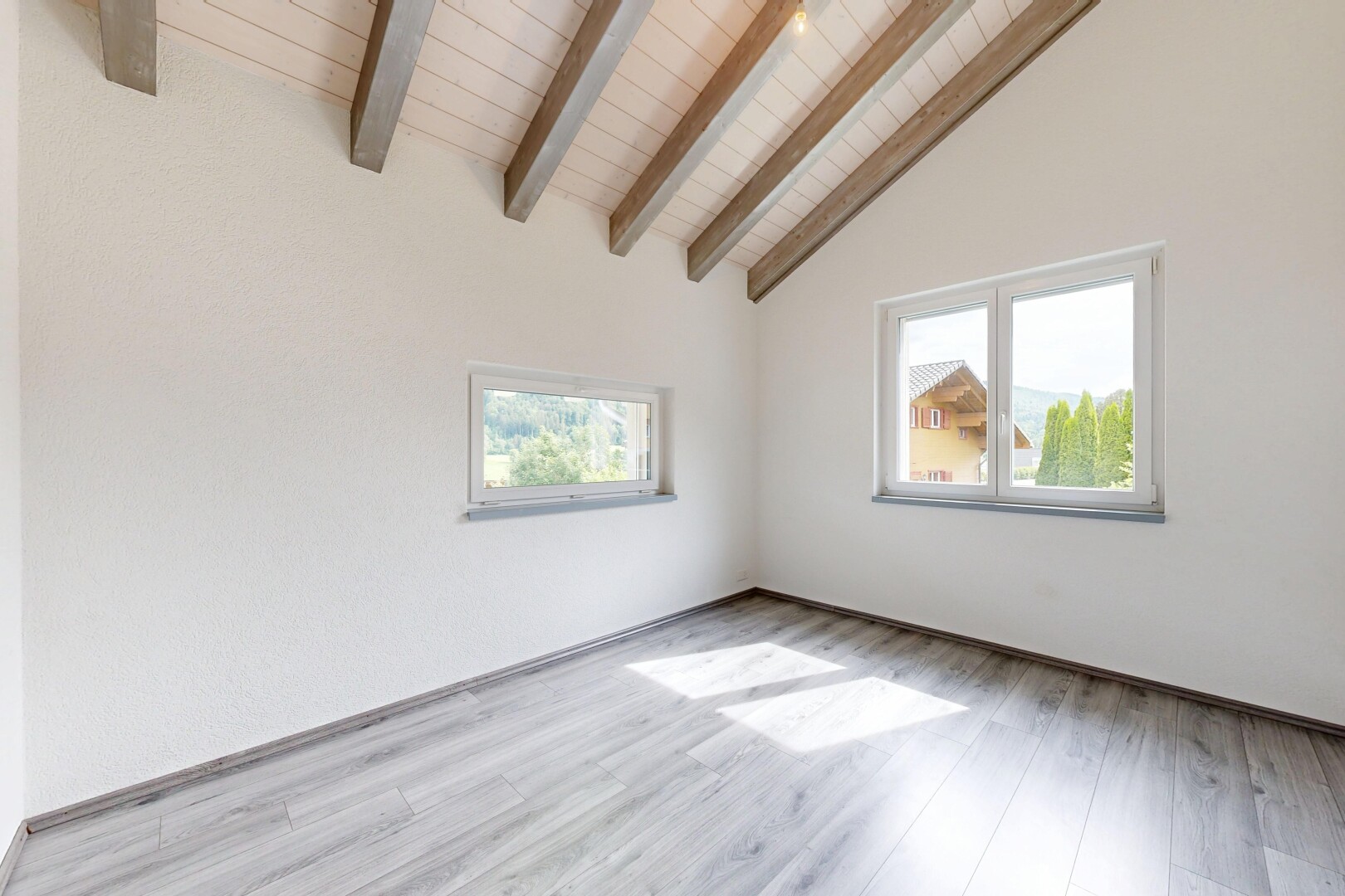 pièce vide avec inside property, light floor, wood finish floor, sol en finition bois, et natural light