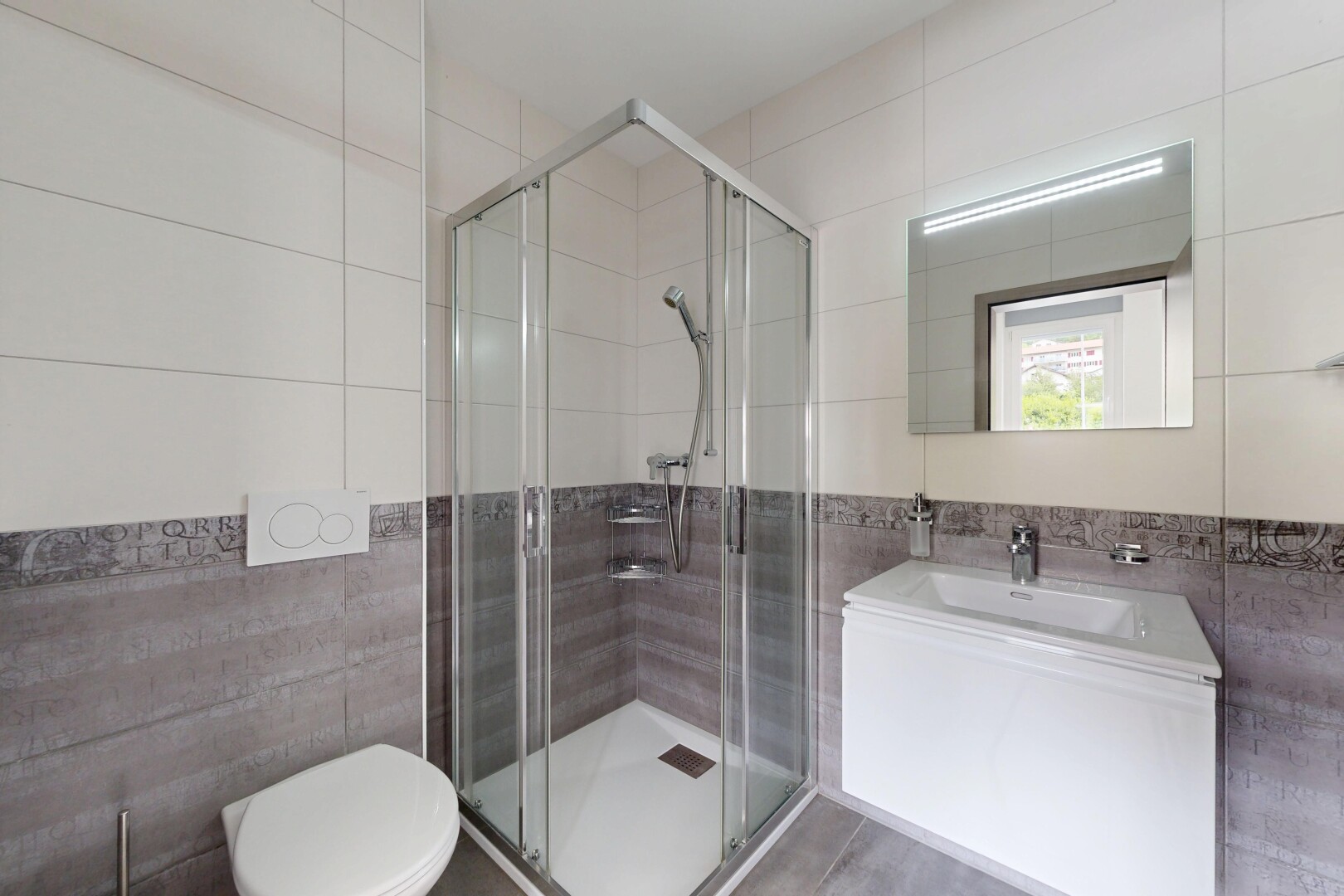 salle de bains avec tile wall, mur en carrelage, salle de bain complète, douche, et inside property