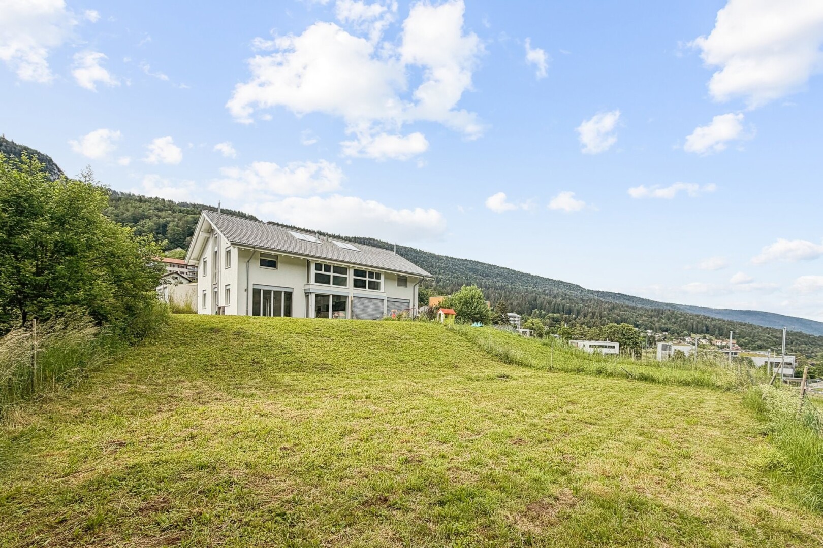 façade avec day time, pelouse, property visible, vue sur la montagne, et mountain view