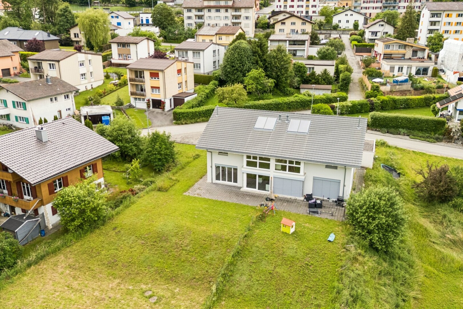 façade avec property visible, terrasse, et pelouse