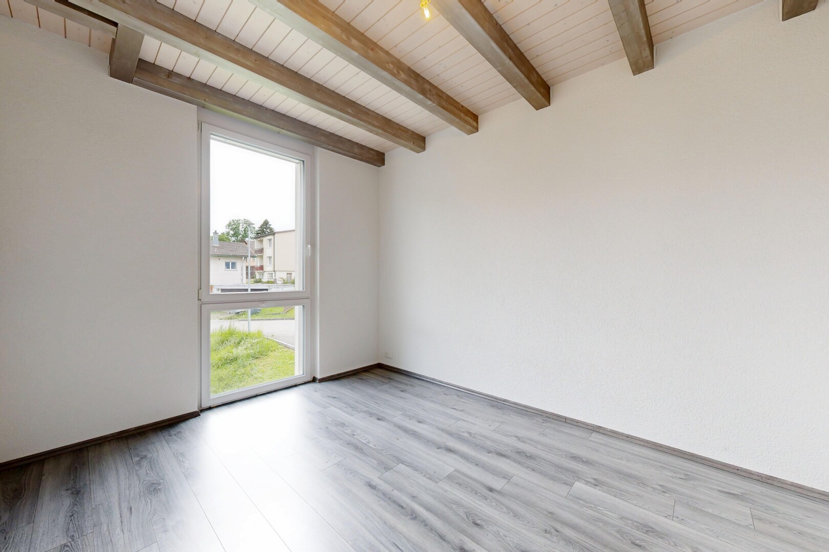 pièce vide avec inside property, lumière naturelle, natural light, sol en finition bois, et wood finish floor