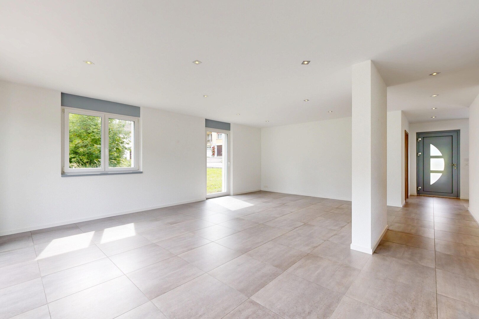 pièce vide avec drywall, cloison sèche, natural light, lumière naturelle, et light floor