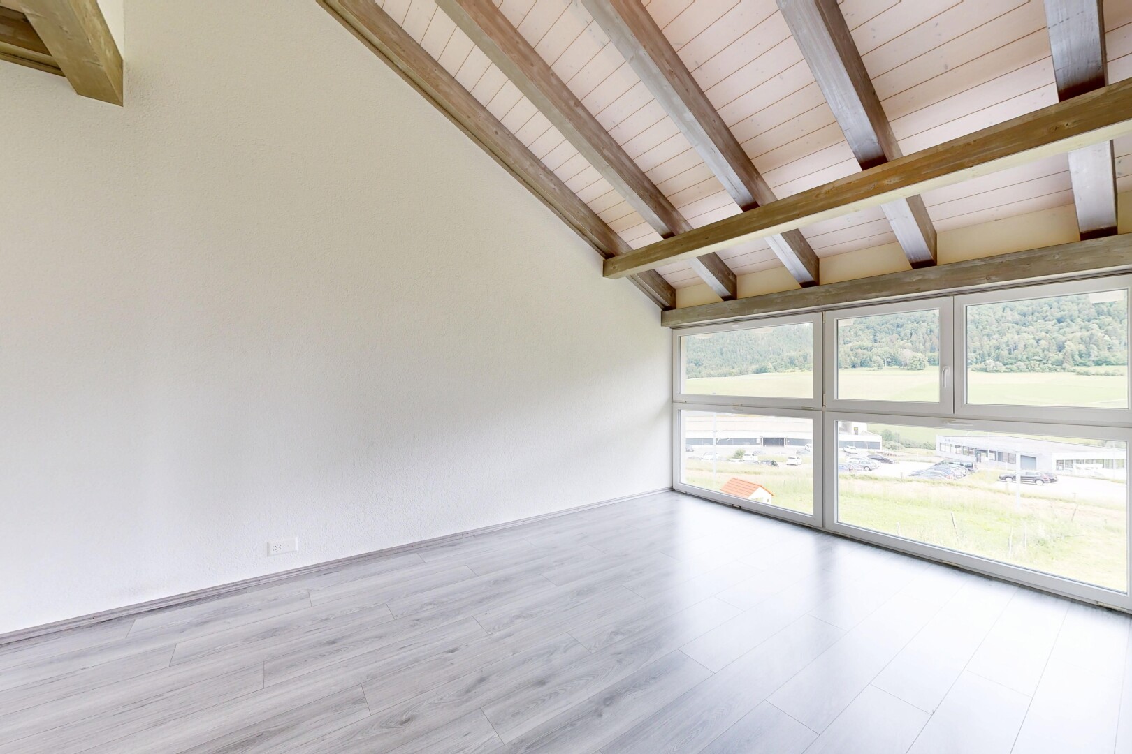 pièce vide avec drywall, cloison sèche, beamed ceiling, plafond à poutres, et inside property