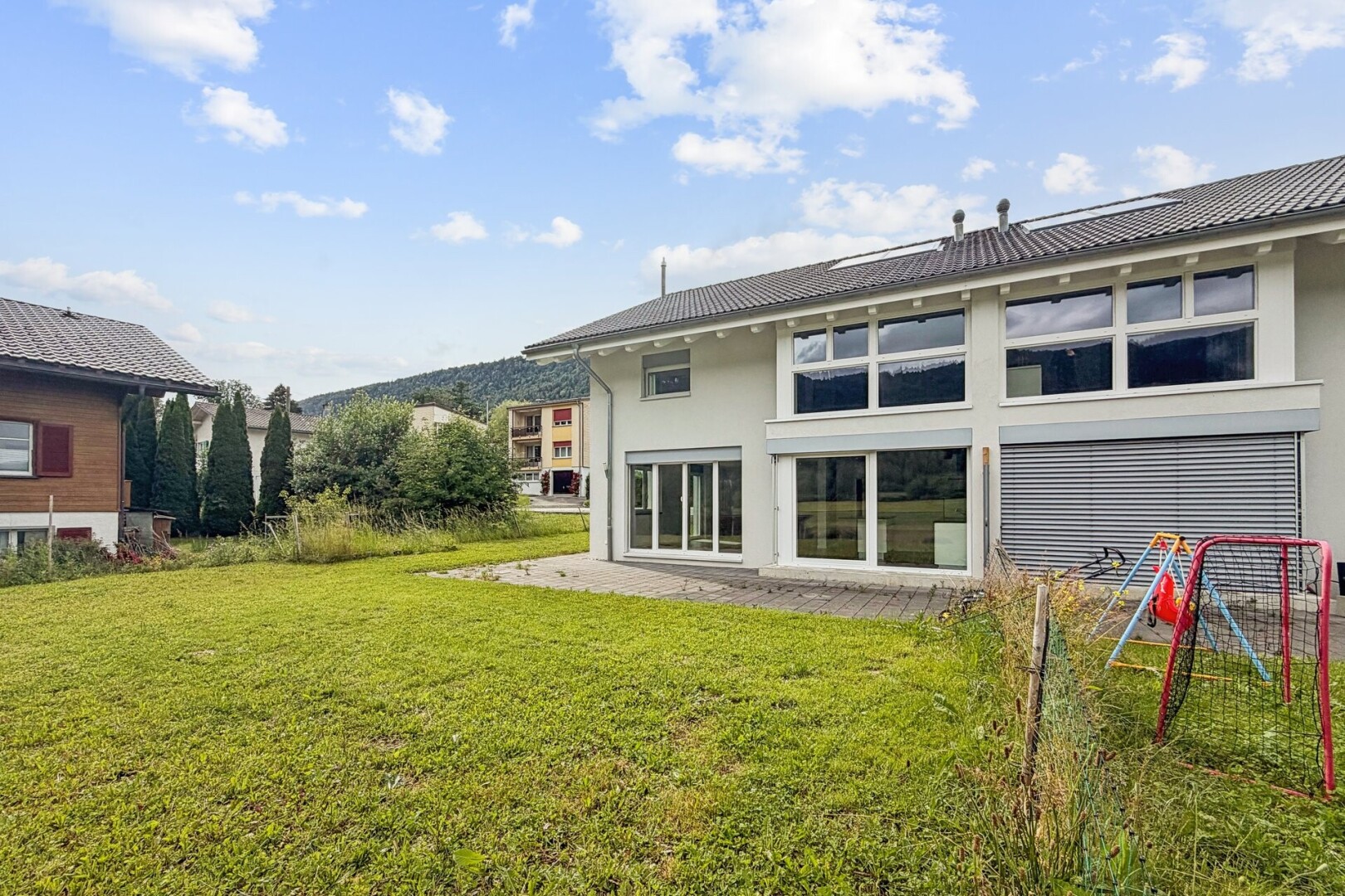 façade avec bardage en stuc, pelouse, day time, from property, et terrasse