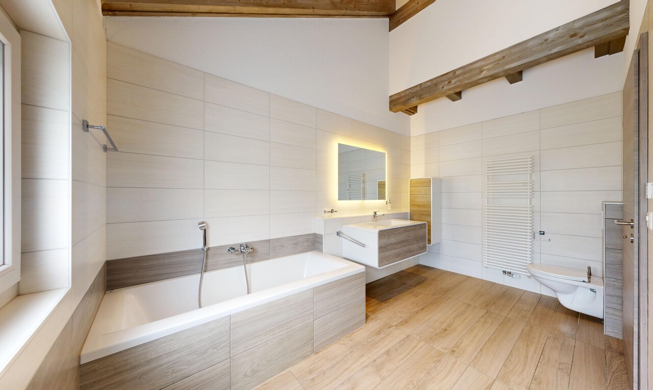 salle de bains avec mur en carrelage, tile wall, bain, lavabo (ou coiffeuse selon le contexte), et salle de bain complète