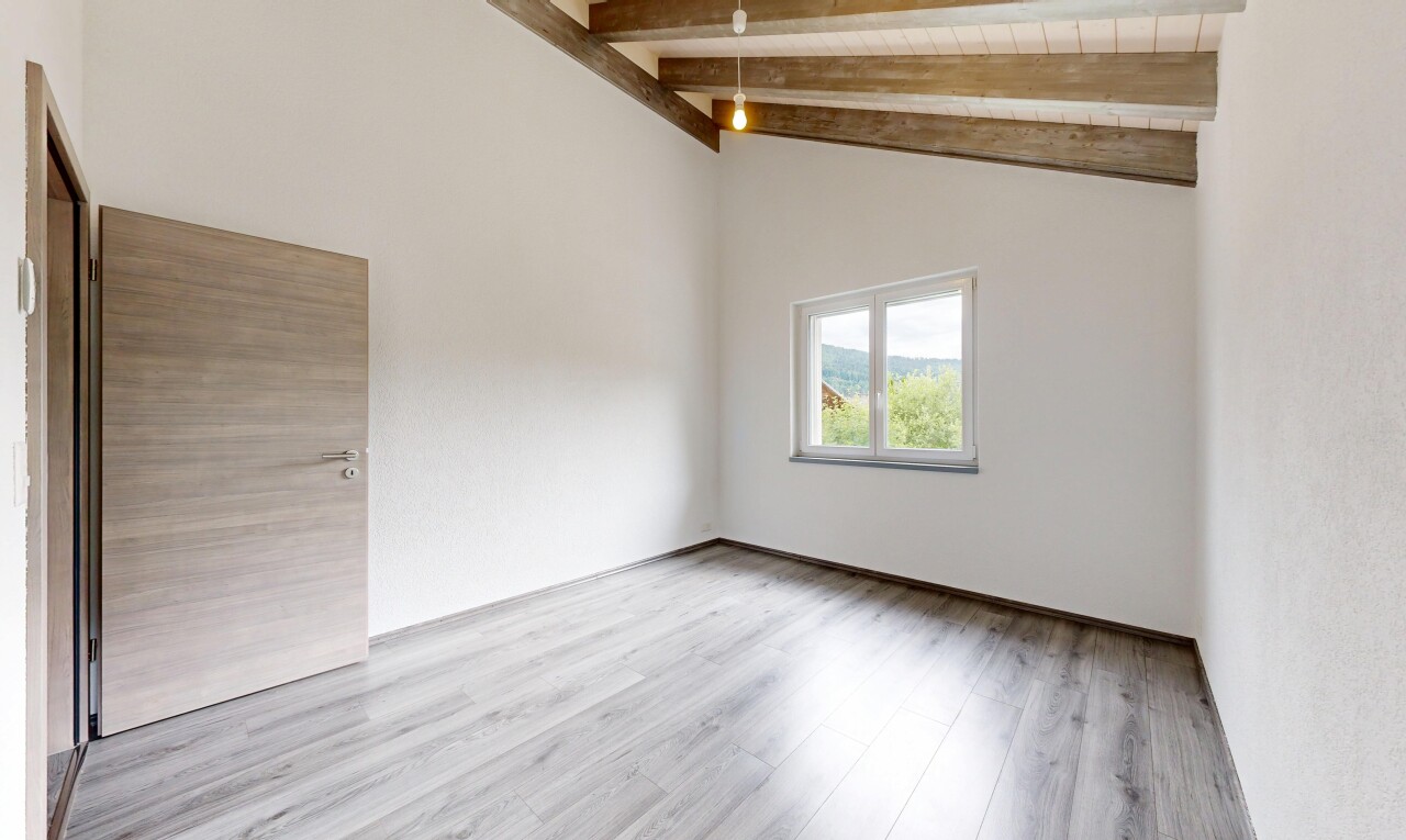 pièce vide avec beamed ceiling, plafond à poutres, inside property, wood finish floor, et sol en finition bois
