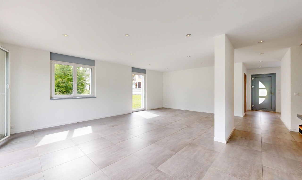 pièce vide avec drywall, cloison sèche, natural light, lumière naturelle, et light floor
