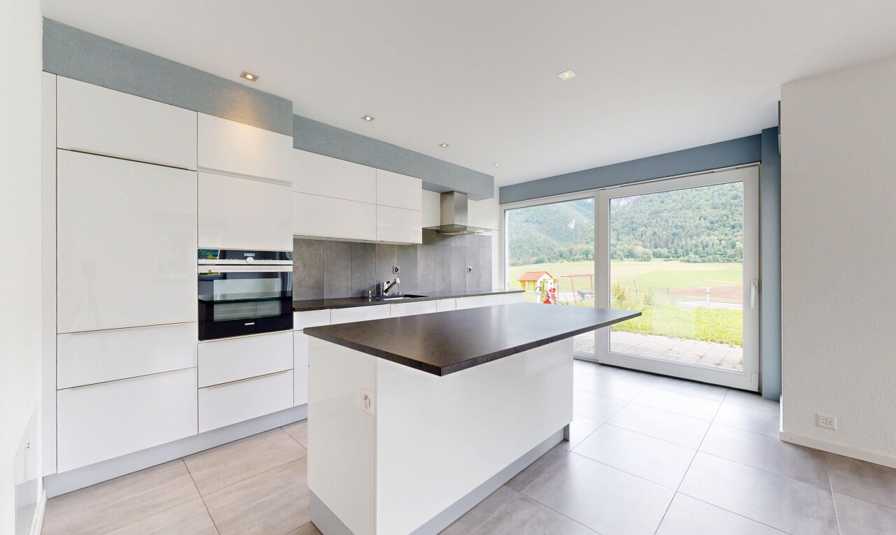 cuisine avec armoires blanches, white cabinets, four, inside property, et îlot de cuisine