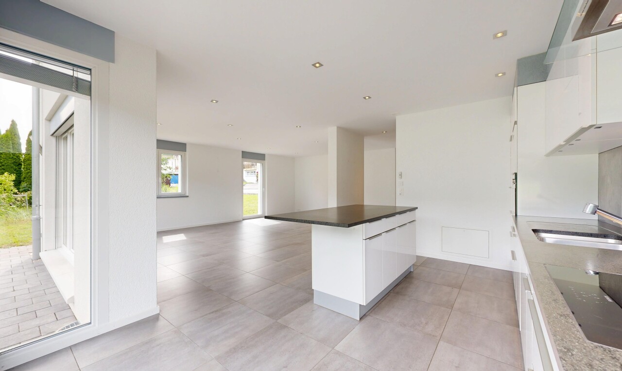 cuisine avec armoires blanches, white cabinets, lumière naturelle, natural light, et light floor