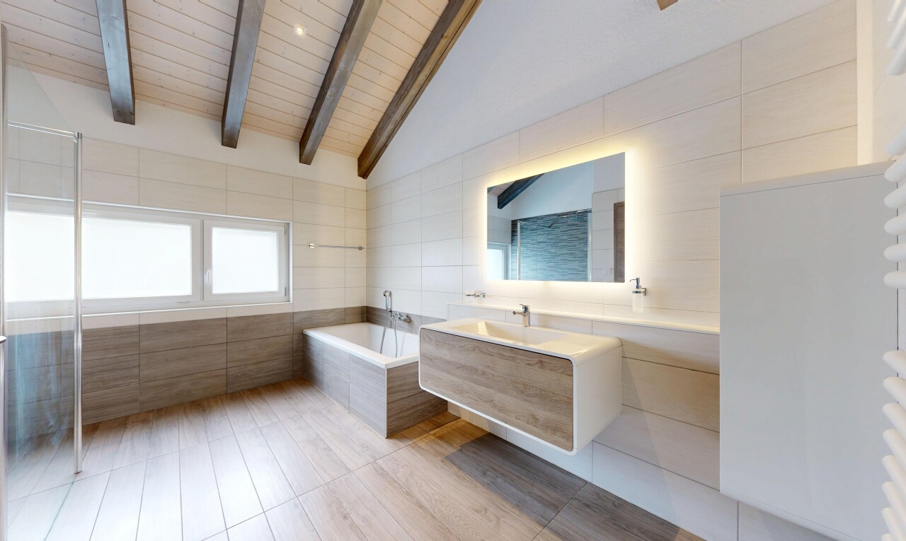 salle de bains avec tile wall, mur en carrelage, salle de bain complète, lavabo (ou coiffeuse selon le contexte), et miroir