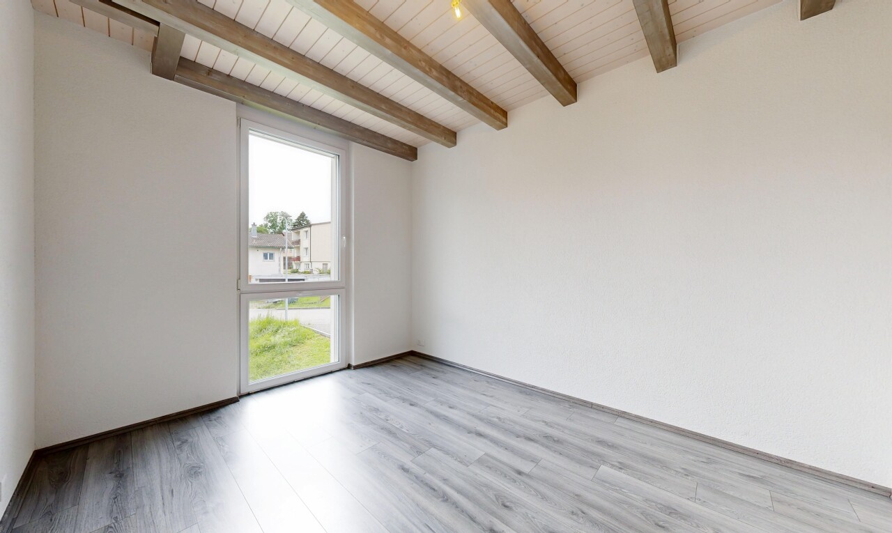 pièce vide avec inside property, lumière naturelle, natural light, sol en finition bois, et wood finish floor