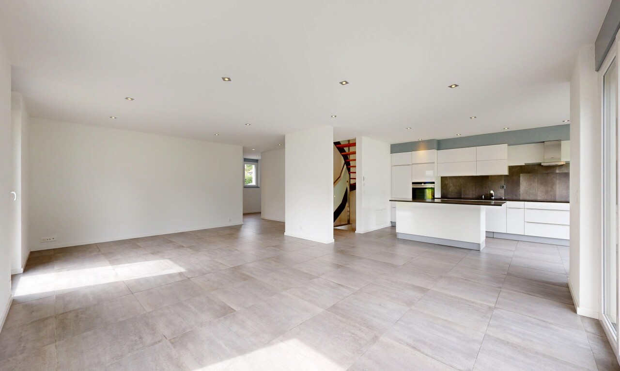 pièce vide avec light floor, backsplash, natural light, lumière naturelle, et inside property