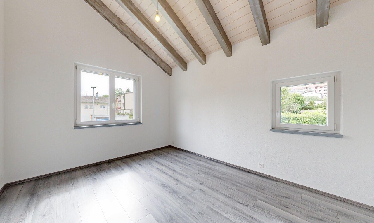 pièce vide avec inside property, natural light, lumière naturelle, drywall, et cloison sèche
