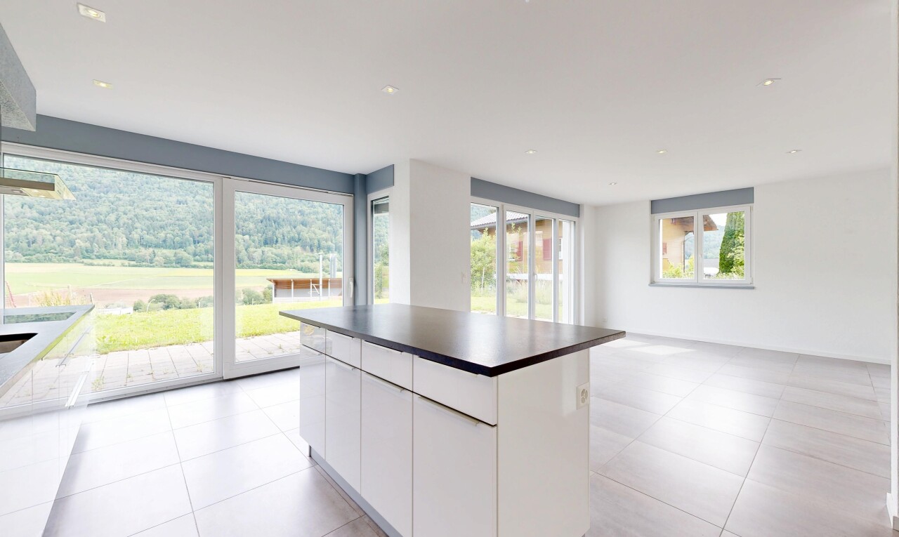 cuisine avec white cabinets, armoires blanches, light floor, natural light, et lumière naturelle
