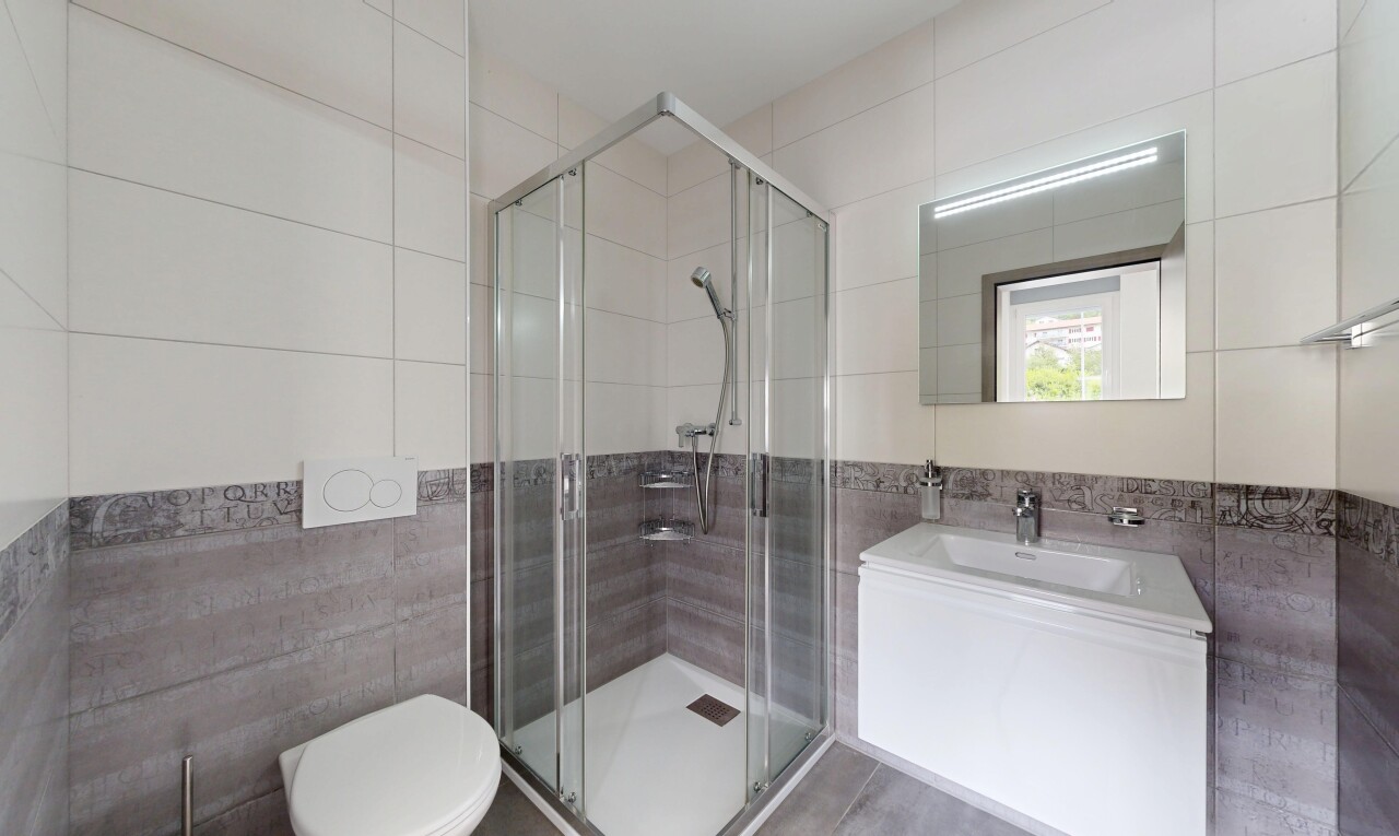 salle de bains avec tile wall, mur en carrelage, salle de bain complète, douche, et inside property