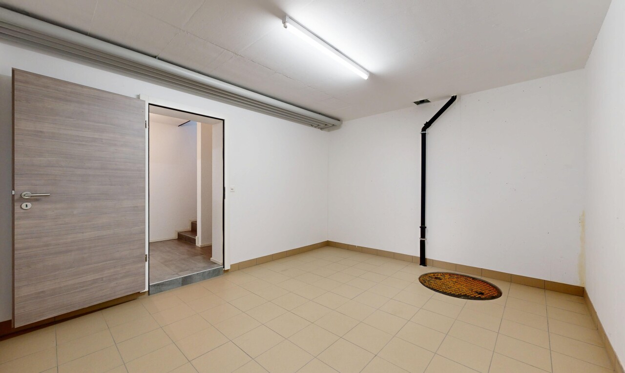 pièce vide avec cloison sèche, drywall, inside property, light floor, et plinthes murales