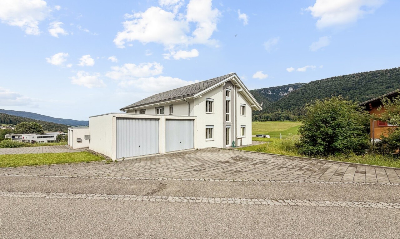 façade avec day time, mountain view, vue sur la montagne, garage, et allée