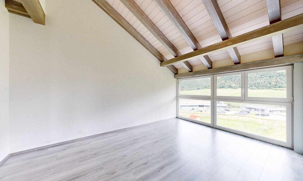 pièce vide avec drywall, cloison sèche, beamed ceiling, plafond à poutres, et inside property