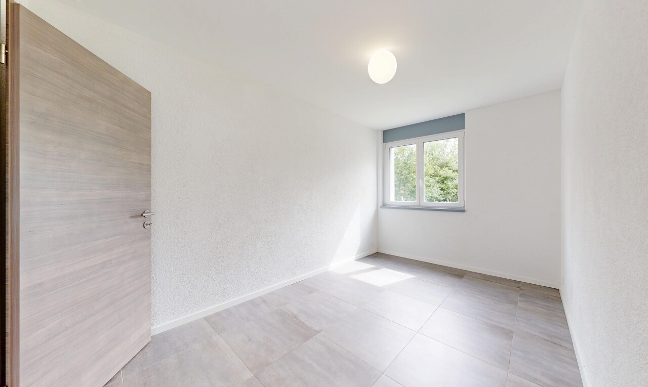 pièce vide avec lumière naturelle, natural light, inside property, light floor, et plinthes murales