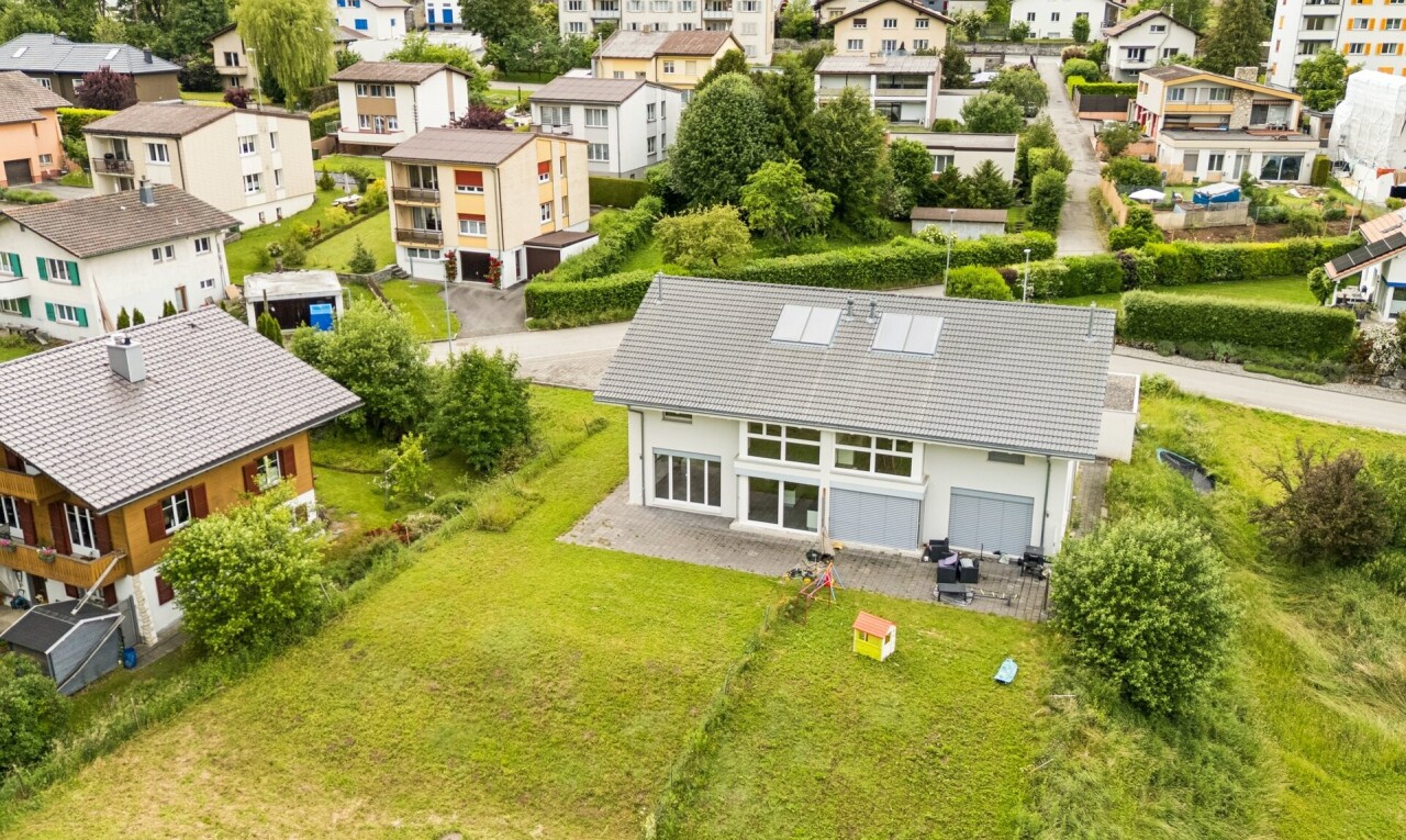 façade avec property visible, terrasse, et pelouse