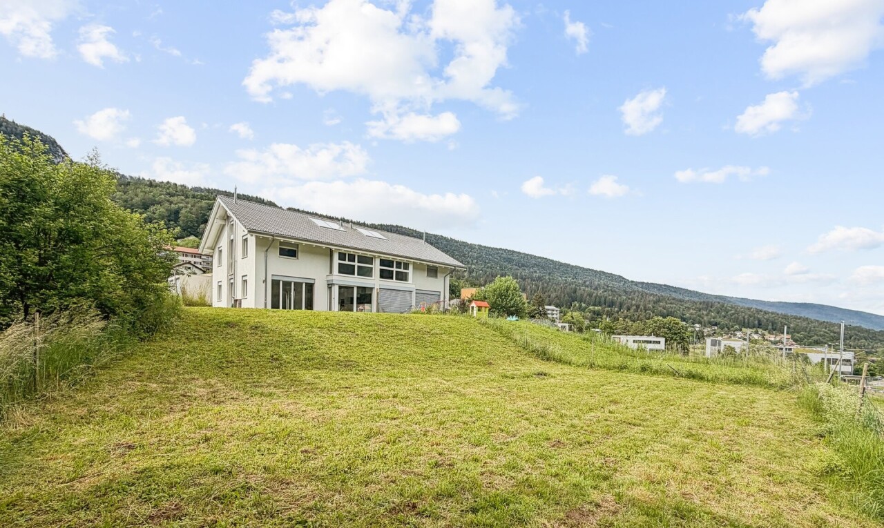 façade avec day time, pelouse, property visible, vue sur la montagne, et mountain view