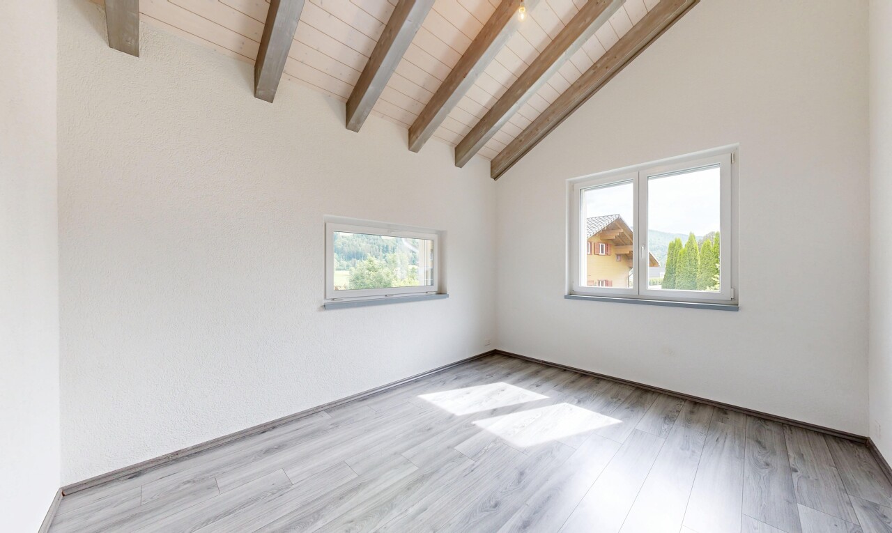 pièce vide avec inside property, light floor, wood finish floor, sol en finition bois, et natural light
