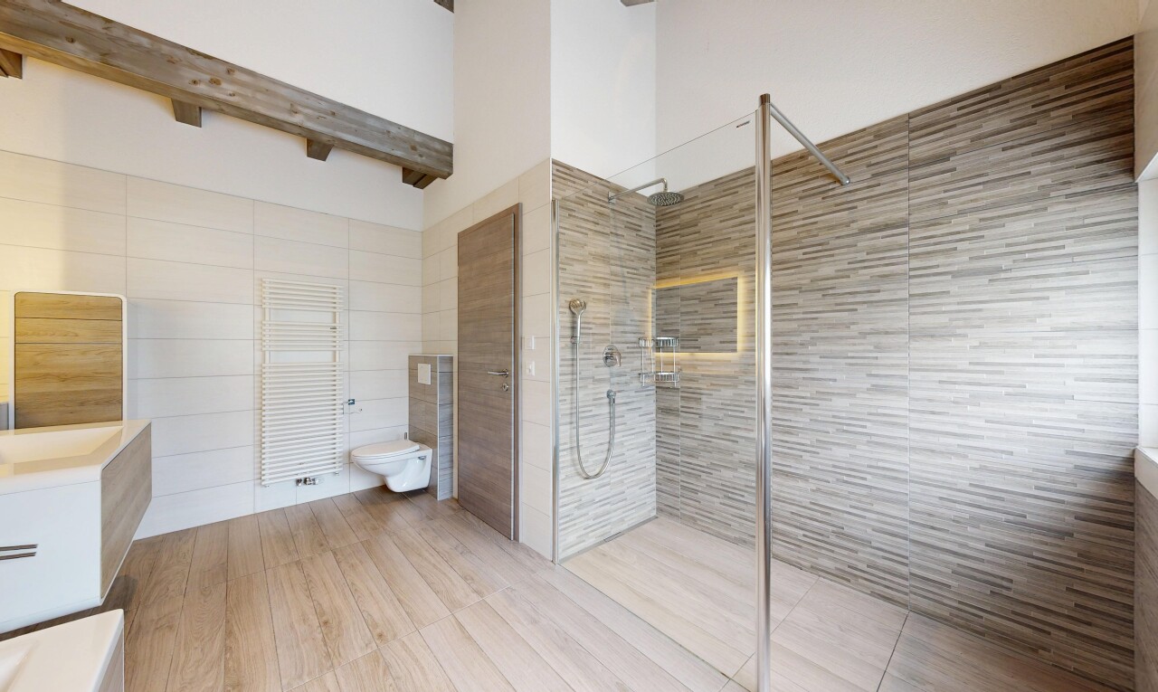 salle de bains avec tile wall, mur en carrelage, douche, salle de bain complète, et chauffe-serviettes