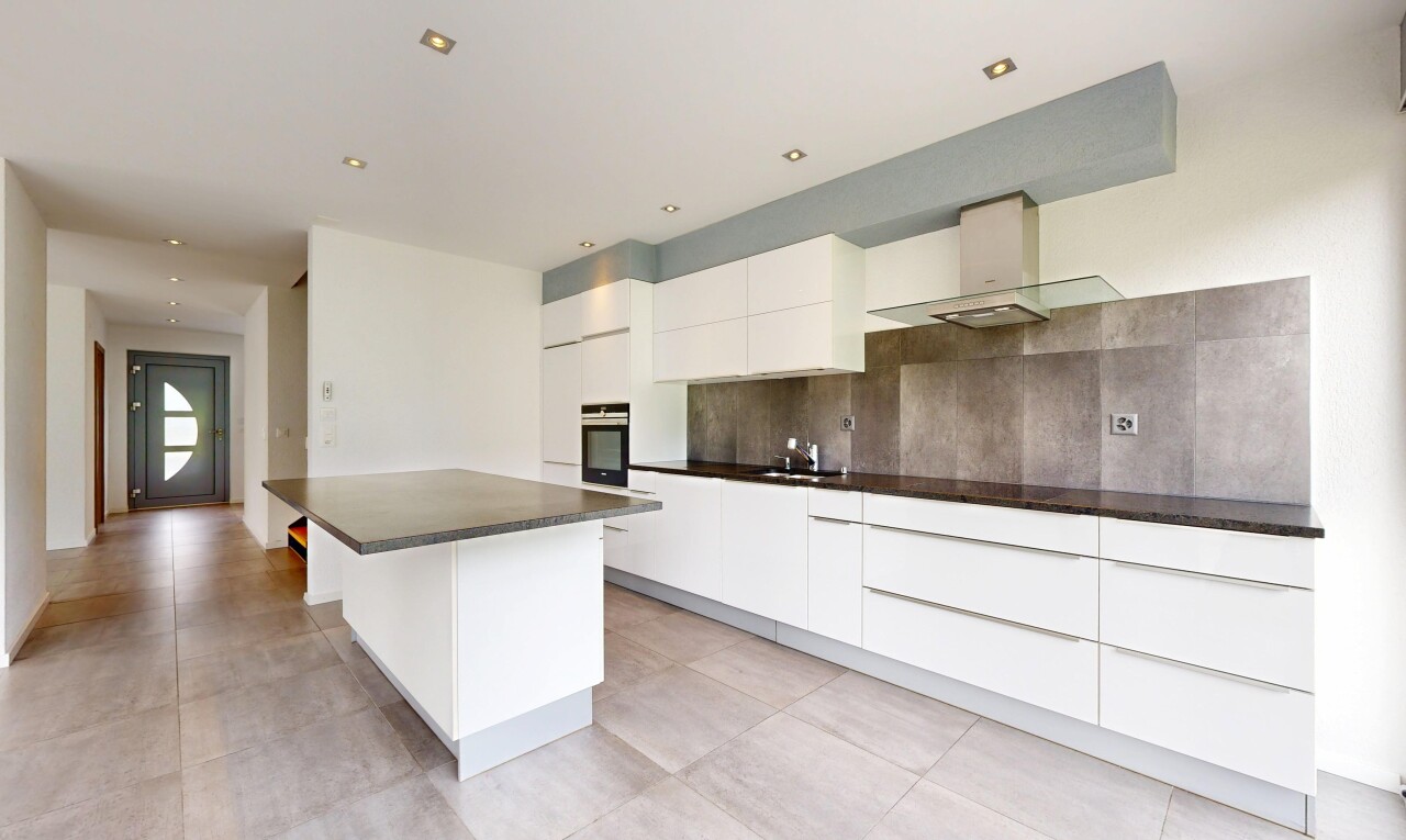 cuisine avec plans de travail, dark countertops, armoires blanches, white cabinets, et armoires à panneau plat
