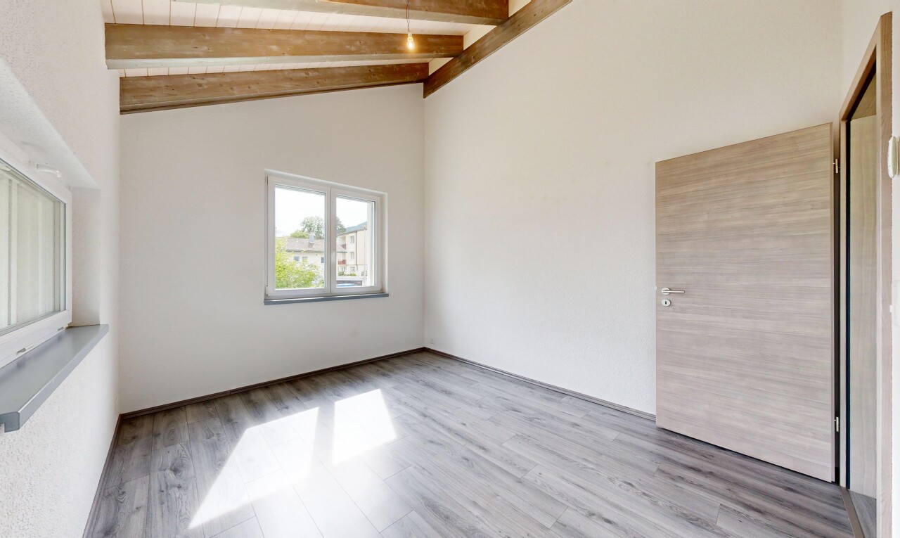 pièce vide avec high ceiling, plafond haut, inside property, beamed ceiling, et plafond à poutres