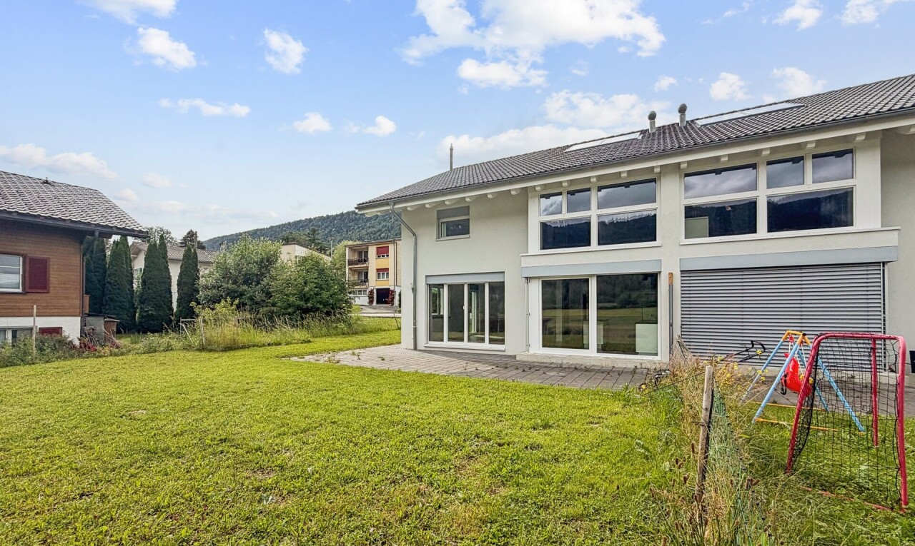 façade avec bardage en stuc, pelouse, day time, from property, et terrasse